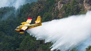 Φωτιά σε αγροτική περιοχή του Τυρνάβου – Eπιχειρούν εναέρια μέσα